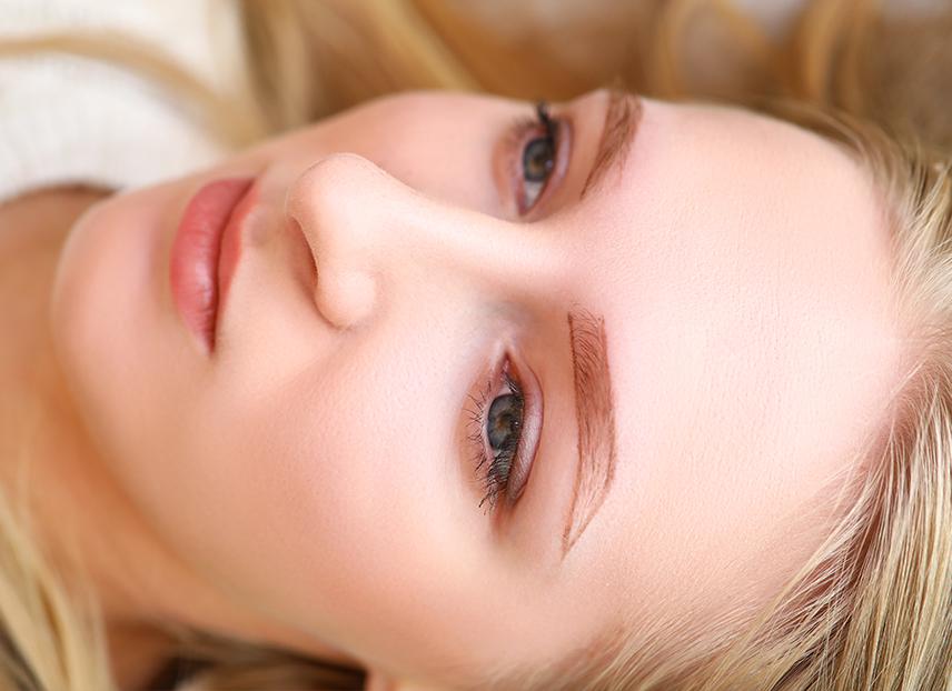 Comment compléter les sourcils avec du maquillage ?